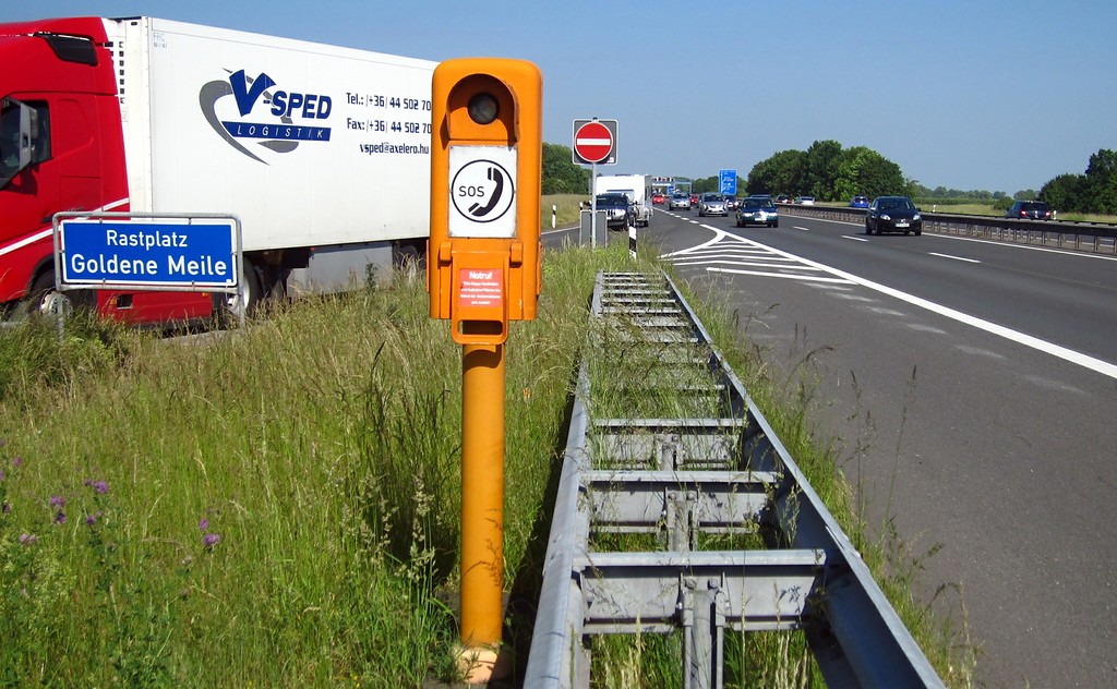 Einfahrt zum Rastplatz "Goldene Meile" südlich des Meckenheimer Kreuzes auf der Bundesautobahn A 61 (2015), seit 1973 ein Bereich des früheren Autobahn-Notlandeplatzes (Behelfsflugplatz).
