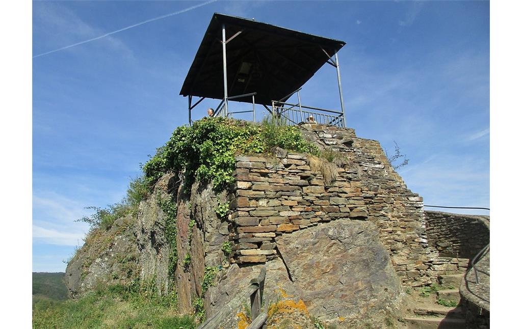 Der Überrest des Bergfrieds der Burgruine Are über dem Ort Altenahr (2019).