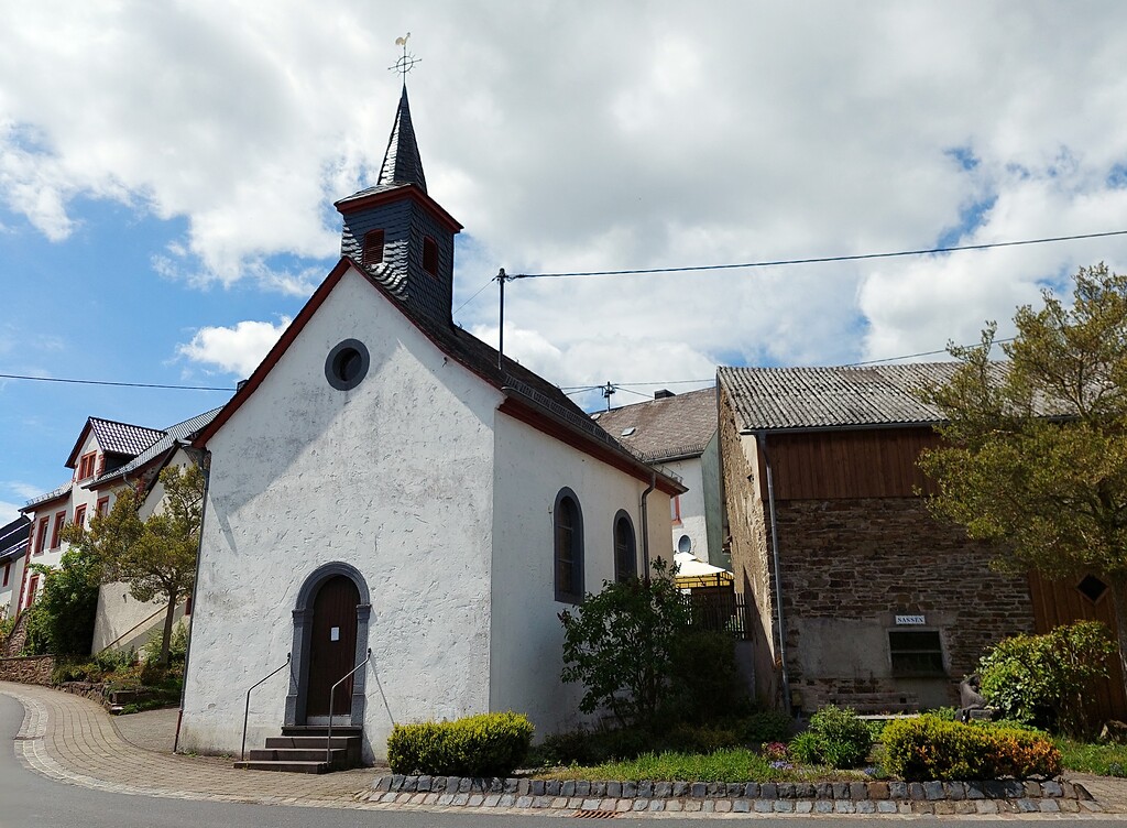 Die St. Antoniuskapelle im Straßendorf Sassen im Landkreis Vulkaneifel (2021).