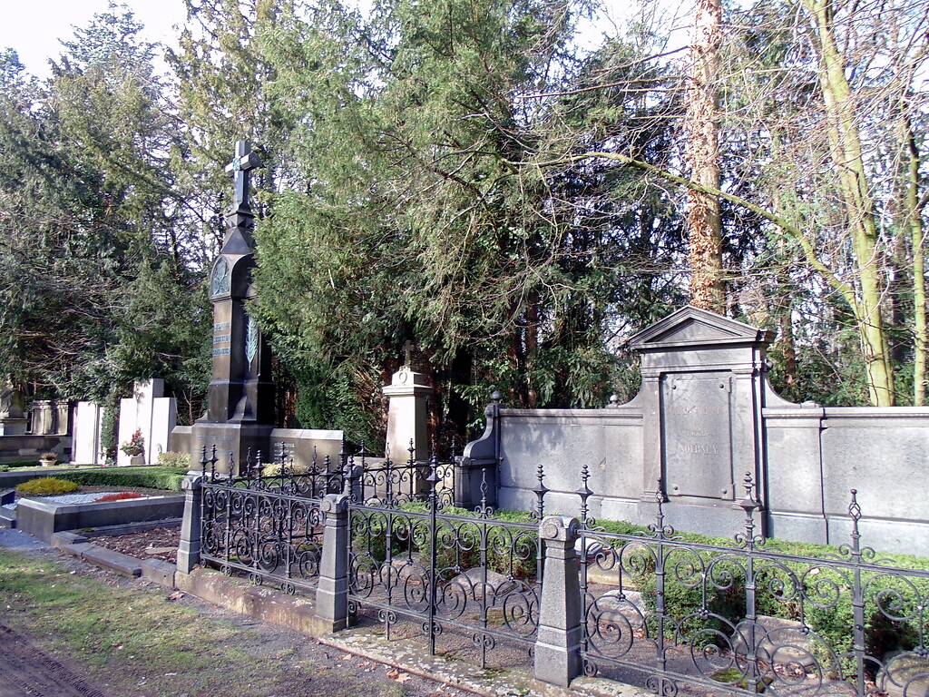Blick von Osten aus auf die Grabstätte der Familie Nourney auf der sogenannten "Millionenallee" auf dem Melatenfriedhof in Köln-Lindenthal (2020).