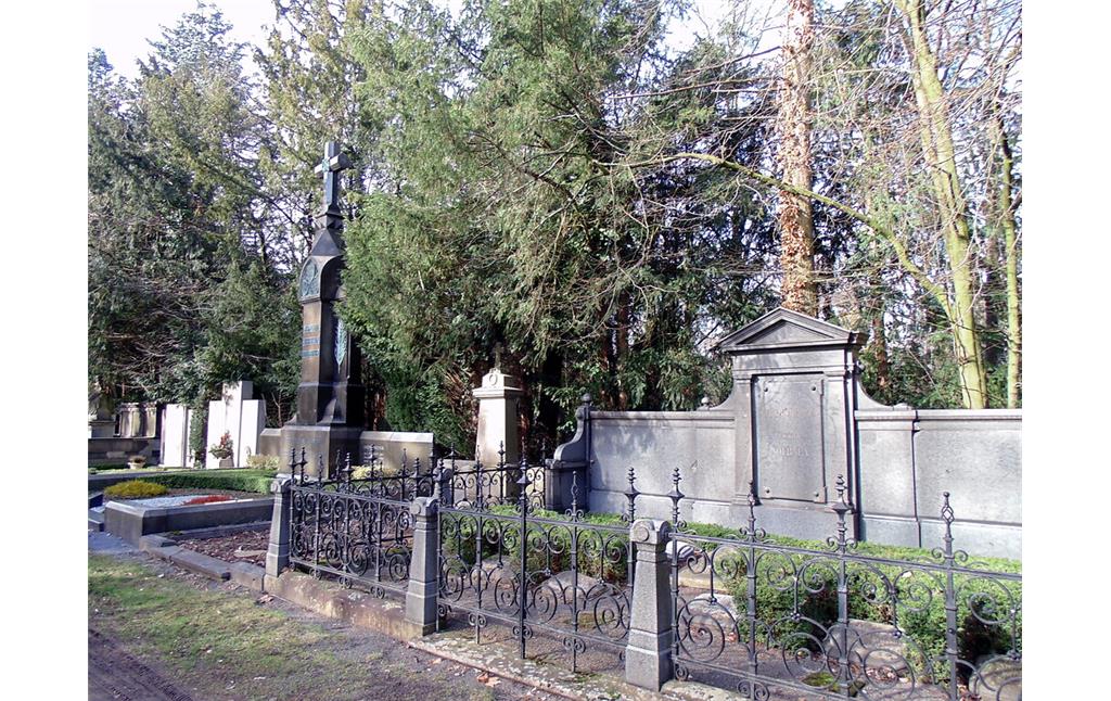 Blick von Osten aus auf die Grabstätte der Familie Nourney auf der sogenannten "Millionenallee" auf dem Melatenfriedhof in Köln-Lindenthal (2020).