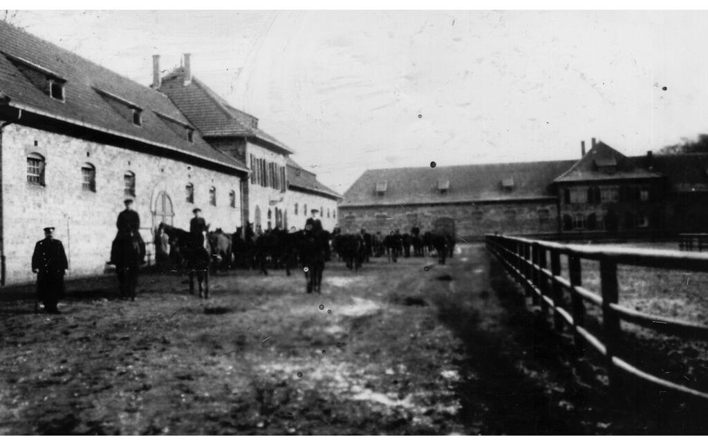 Historische Fotografie der Gestütsgebäude und des Gestütshofs des Landgestüts Zweibrücken (um 1900)