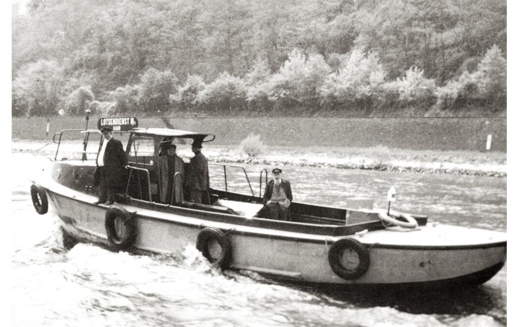 Lotsen vom Kauber Lotsendienst im Versetzboot auf dem Rhein (1960er Jahre)