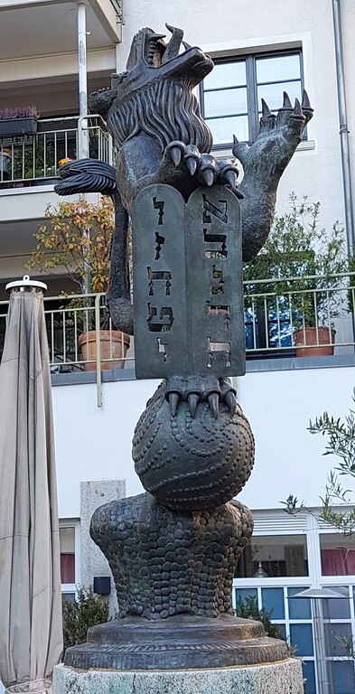 Die Bronzefigur des "Löwen von Juda" auf dem Denkmal "Kindergedenkstätte Löwenbrunnen" am Lern- und Gedenkort Jawne in Köln-Altstadt-Nord (2021).