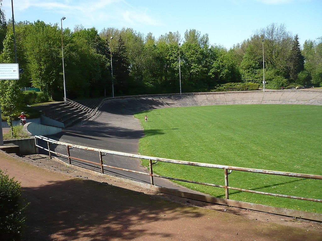 Blick auf die Zuschauertribüne und den Raseninnenplatz der stillgelegten früheren Radrennbahn Hürth (2011).