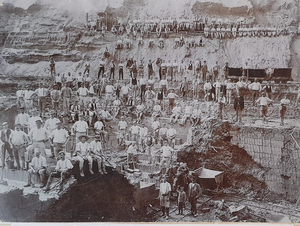 Die Tongrube am Kärlicher Berg in Mülheim-Kärlich mit Arbeitern und Kipploren (1900)