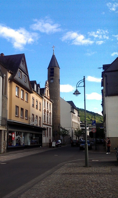 Blick von der Schlossstraße auf den Turm der Evangelischen Kirche in Zell (2015)