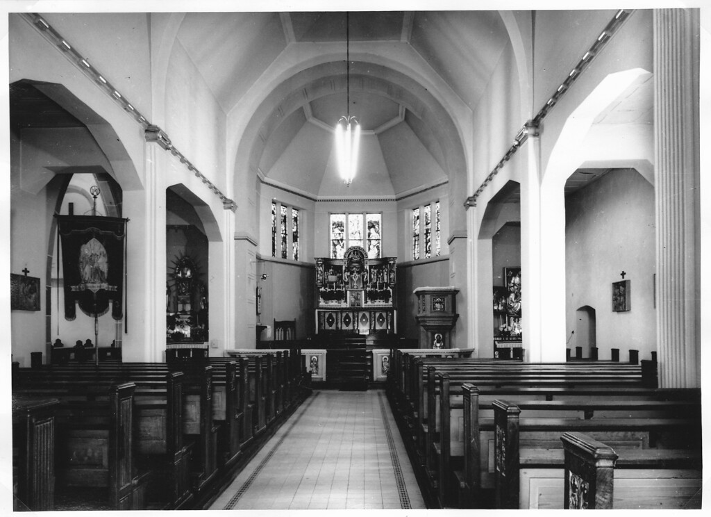 Der Innenraum der Wallfahrtskirche Maria Geburt in Berglicht (1955)