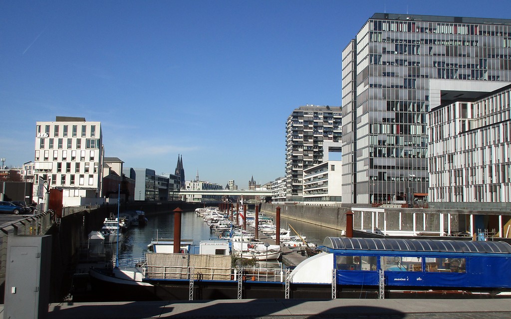 Blick auf das Hafenbecken des Kölner Rheinauhafens und die Kranhäuser in Altstadt-Süd (2019).