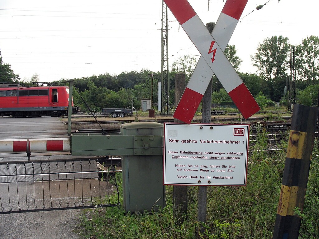 Der Bahnübergang am Ende des Rangierbahnhofs Gremberg an der Porzer Ringstraße in Köln-Gremberghoven (2010).