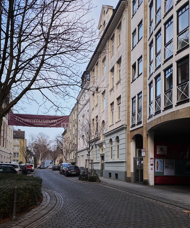 Banner mit der Aufschrift "Frauenmuseum" in der Bonner Altstadt (2021)