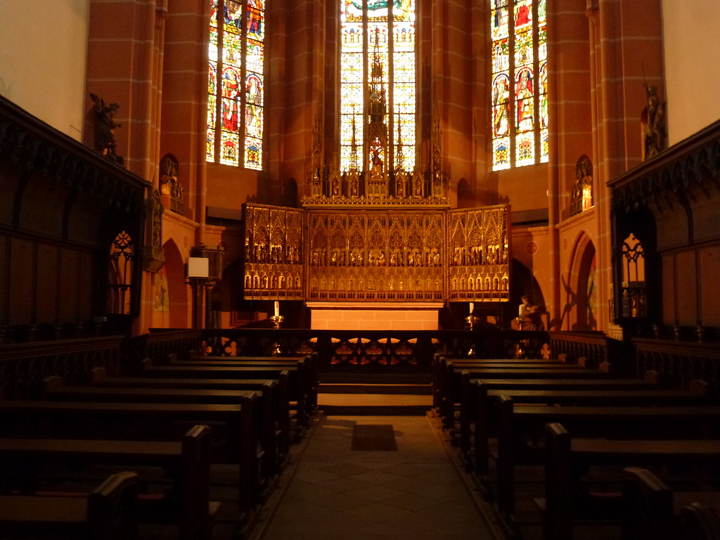Blick auf den imposanten Goldaltar im Chor der Liebfrauenkirche in Oberwesel (2016).