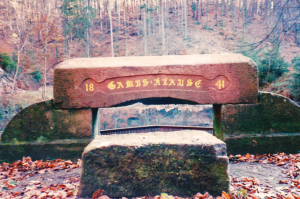 Ritterstein Nr. 232 "Gambsklause 1841" nordwestlich von Hermersbergerhof (1999)