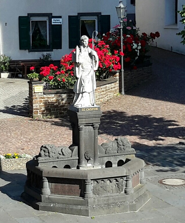 Das Kriegerdenkmal - auch Castor-Brunnen genannt - auf dem Lindenplatz in Treis (2022)