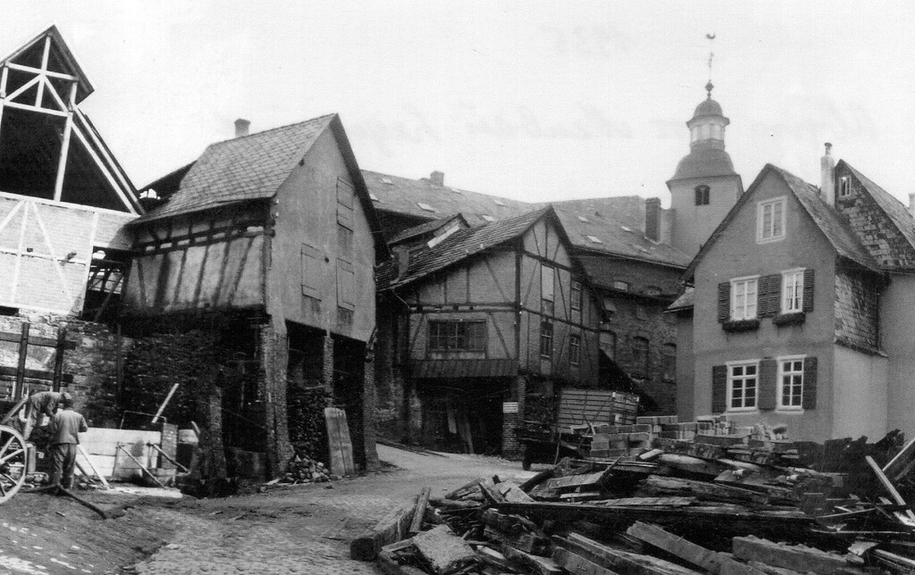 Historische Fotografie der ehemaligen Gebäude der Manufaktur Merkelbach mit Kannenofen (um 1935)