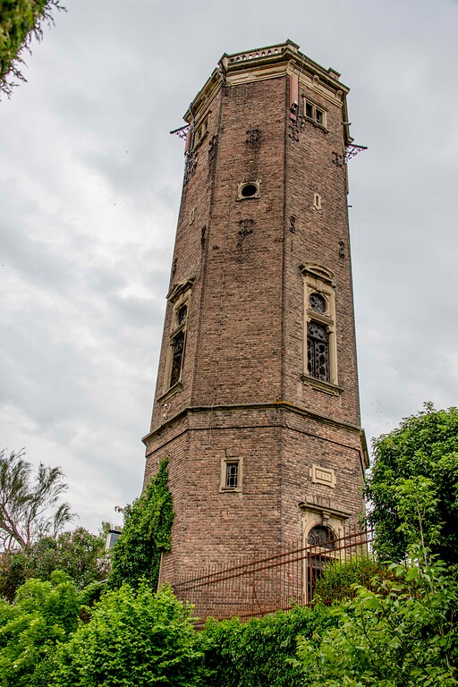 Der Wasserturm ist das Wahrzeichen von Bretzenheim, Südansicht (2022)