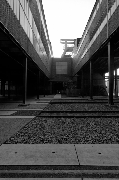 Zeche Zollverein 12 in Essen; Blick in den Bereich zwischen den nördlichen und den südlichen Teil des ringförmig ausgebildeten Wagenumlaufes. 2008