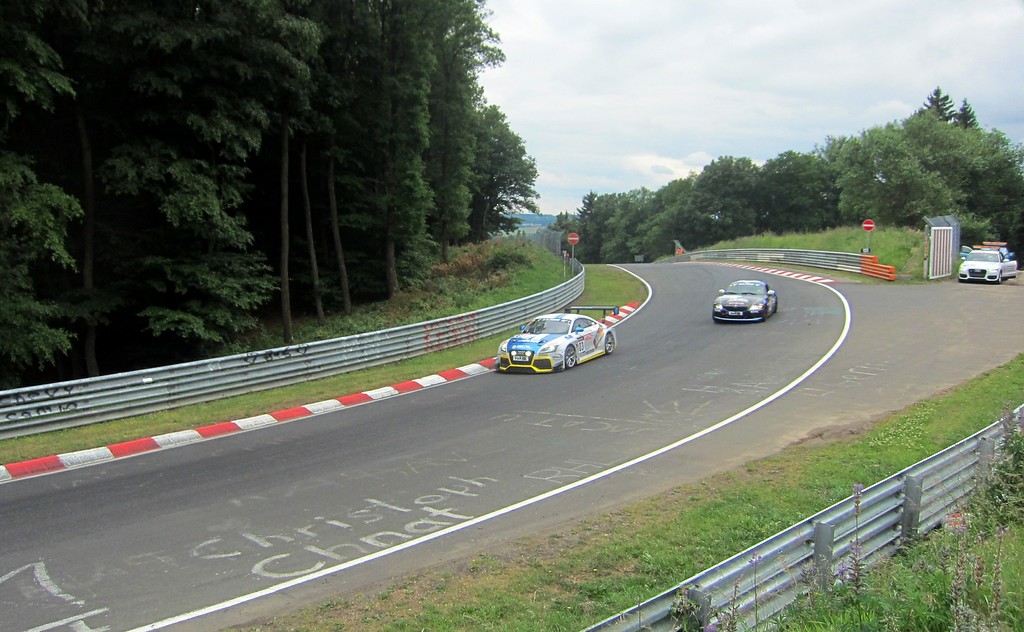 Die "Hohe Acht", der mit 620 Metern über NN höchstgelegene Streckenabschnitt der Nürburgring-Nordschleife (2015); unmittelbar hinter der Einfahrt rechts im Bild endet die legendäre "Steilstrecke".