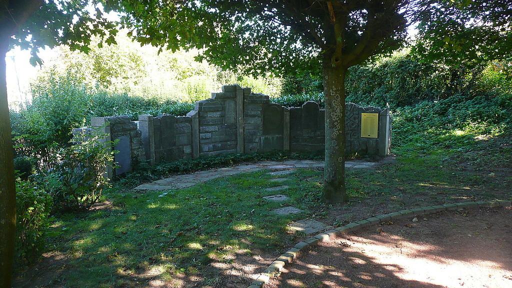 Jüdischer Friedhof Kreuzstraße in Aachen-Haaren: Die aus vier Grabsteinen und etwa 70 Bruchstücken zusammengefügte Gedenkwand auf dem 1938 zerstörten Friedhof (2011).