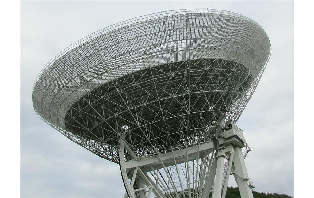 Das Radioteleskop Effelsberg bei Bad Münstereifel gehört mit 100 Meter Durchmesser seines Parabolspiegels zu den größten vollbeweglichen Radioteleskopen der Erde (2020).
