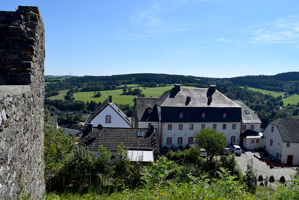 Dahlem-Kronenburg, Blick auf das ehemalige Amtshaus von der Burg aus (2016)
