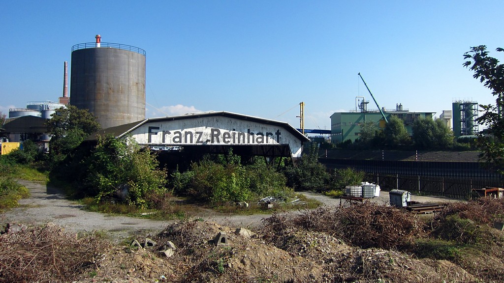 Teile der Hafenanlagen am Rhein in Neuss, Sicht von der Düsseldorfer Straße aus (2014)