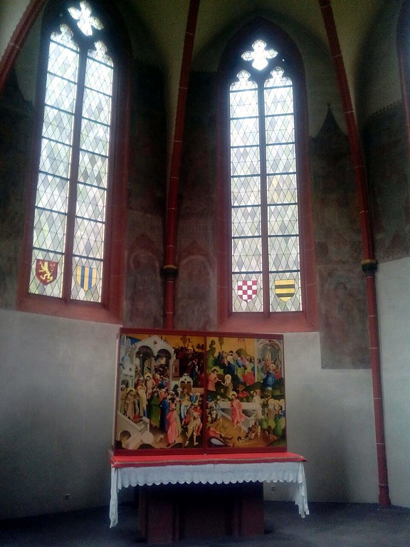 Aufklappbarer Hochaltar mit Simonsschrein in der Katholischen Pfarrkirche Maria Himmelfahrt an der Abtei Sayn (2015)