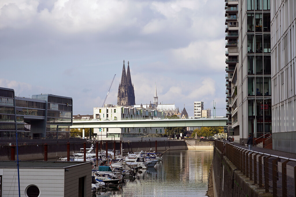Blick vom Rheinauhafen in Köln-Altstadt-Süd in Richtung des Kölner Doms (2021).