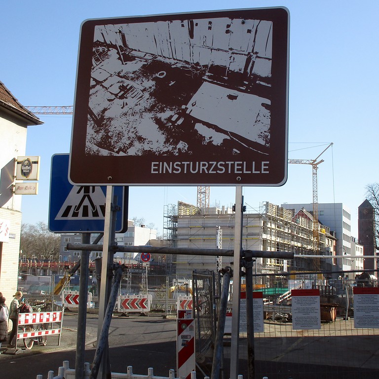 Hinweisschild "Einsturzstelle" vor dem Unglücksort des 2009 eingestürzten Historischen Archivs der Stadt Köln in der Severinstraße (2019).