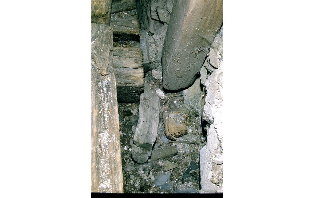 Zerrütetes Mauerwerk und verfaulte Holzstützen in der Glockenstube der Wallfahrtskirche Berglicht (2002)
