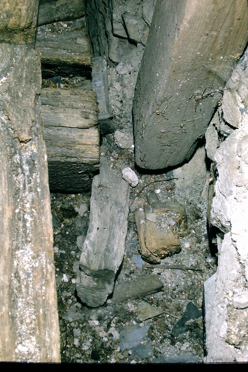 Zerrütetes Mauerwerk und verfaulte Holzstützen in der Glockenstube der Wallfahrtskirche Berglicht (2002)