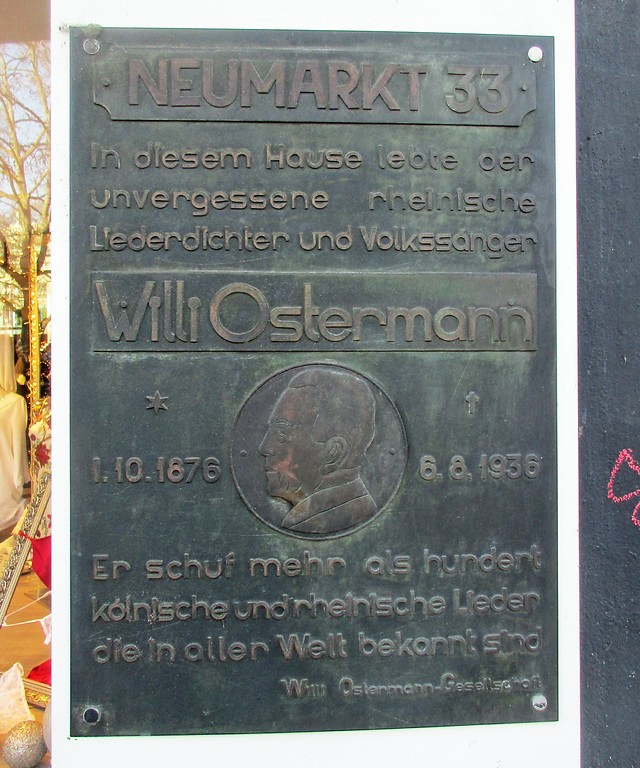 Gedenktafel der Willi-Ostermann-Gesellschaft für den Kölner Volkssänger und Karnevalisten Willi Ostermann (1876-1936) an dessen früherem Wohnhaus am Kölner Neumarkt Nr. 33 (2019).