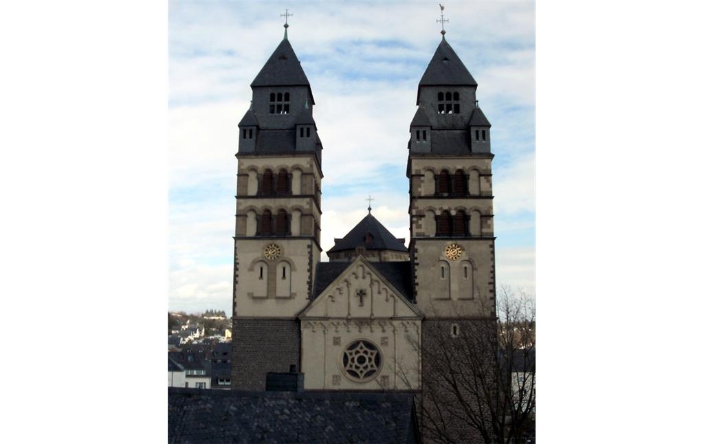 Die westliche Fassade der katholischen Pfarrkirche Herz-Jesu in Mayen (2013).