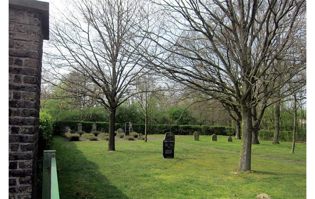 Grabstellen und Grabsteine auf dem Jüdischen Friedhof an der Moerser Straße in Rheinberg-Winterswick (2014)