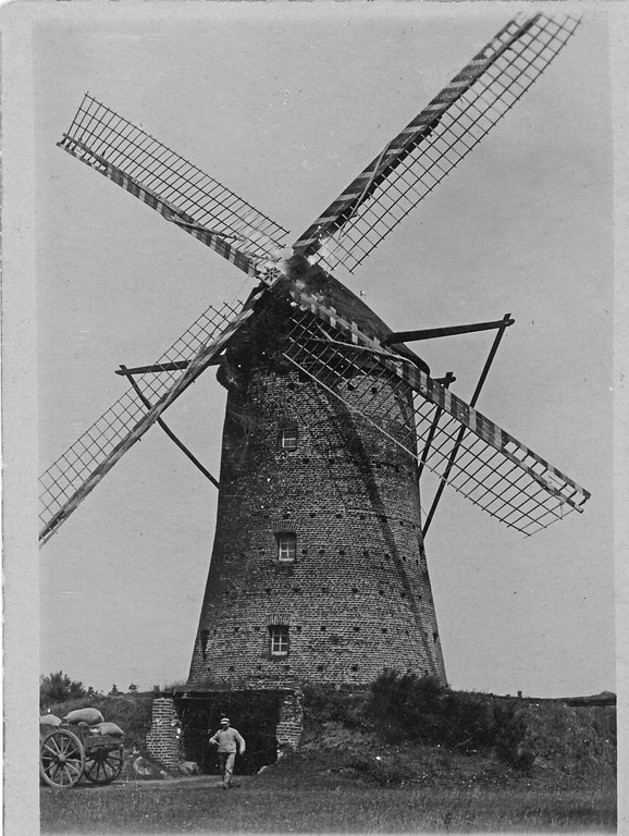 Die auf der historischen Aufnahme von 1927 etwa 90 Jahre alte Weselerwalder Mühle, davor der Müller Fritz Zillig.