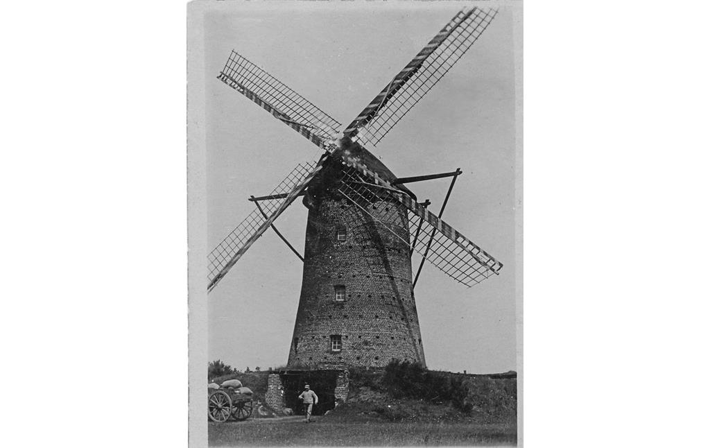 Die auf der historischen Aufnahme von 1927 etwa 90 Jahre alte Weselerwalder Mühle, davor der Müller Fritz Zillig.