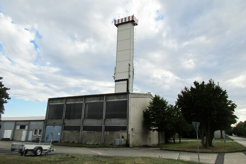 Ein Betriebsgebäude des früheren Heeresflugplatzes Mendig, der heute als ziviler Sonderlandeplatz mit Gewerbegebiet genutzt wird (2020).