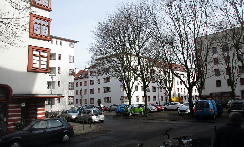 Der zentrale Platz inmitten der Naumannsiedlung in Köln-Riehl (2020).