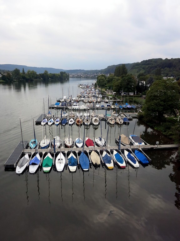 Liegeplätze des Sportboothafens an der Kurt-Schumacher-Brücke über die Mosel in Koblenz-Metternich (2014).