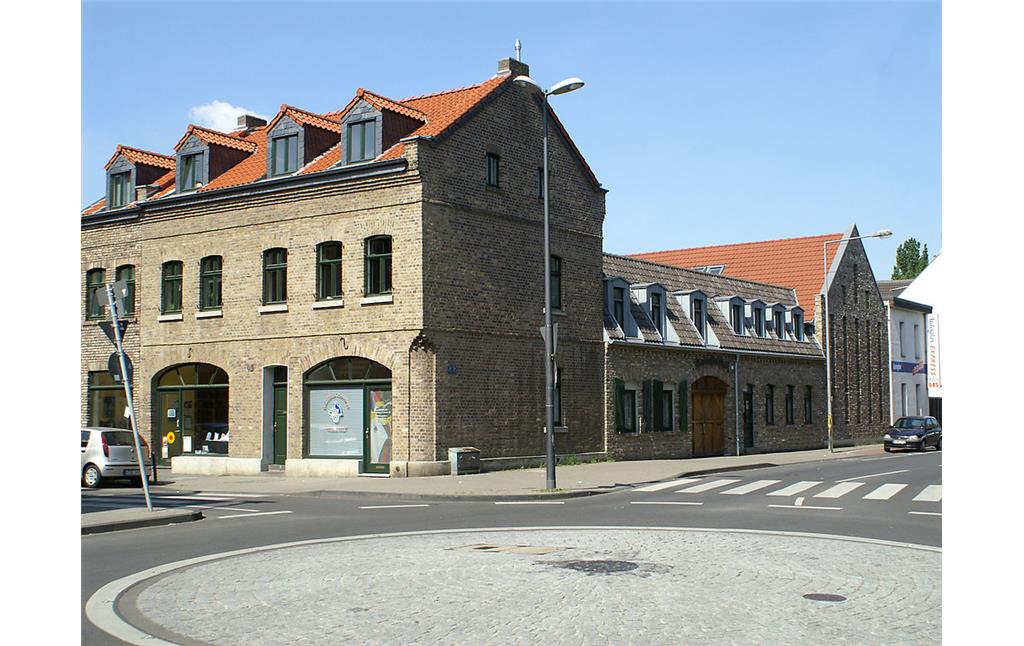 Restauriertes Hofgebäude an der Ecke Subbelrather Straße / Rochusstraße in Köln-Bickendorf (2010)