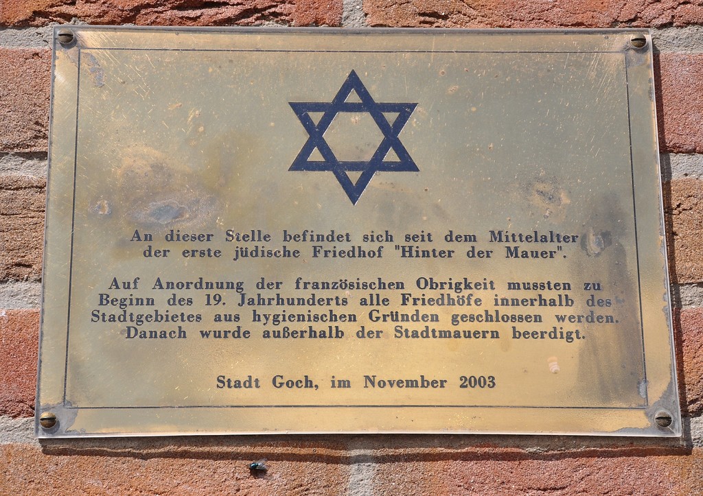 Gedenk- und Erinnerungstafel erinnert an den alten jüdischen Friedhof "Hinter der Mauer" in Goch (2016).
