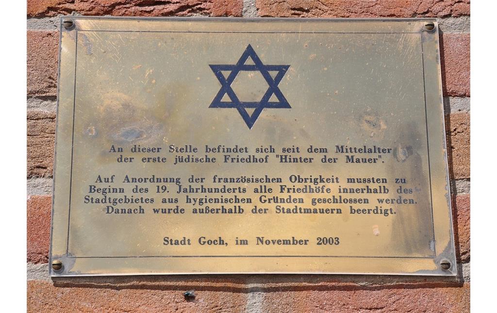 Gedenk- und Erinnerungstafel erinnert an den alten jüdischen Friedhof "Hinter der Mauer" in Goch (2016).