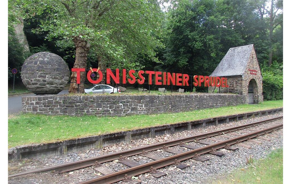 Station der Brohltal-Schmalspureisenbahn an der Zufahrt zum "Privatbrunnen Tönissteiner Sprudel Dr. C. Kerstiens GmbH" bei Andernach-Tönisstein (2020).
