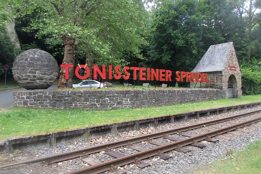 Station der Brohltal-Schmalspureisenbahn an der Zufahrt zum "Privatbrunnen Tönissteiner Sprudel Dr. C. Kerstiens GmbH" bei Andernach-Tönisstein (2020).