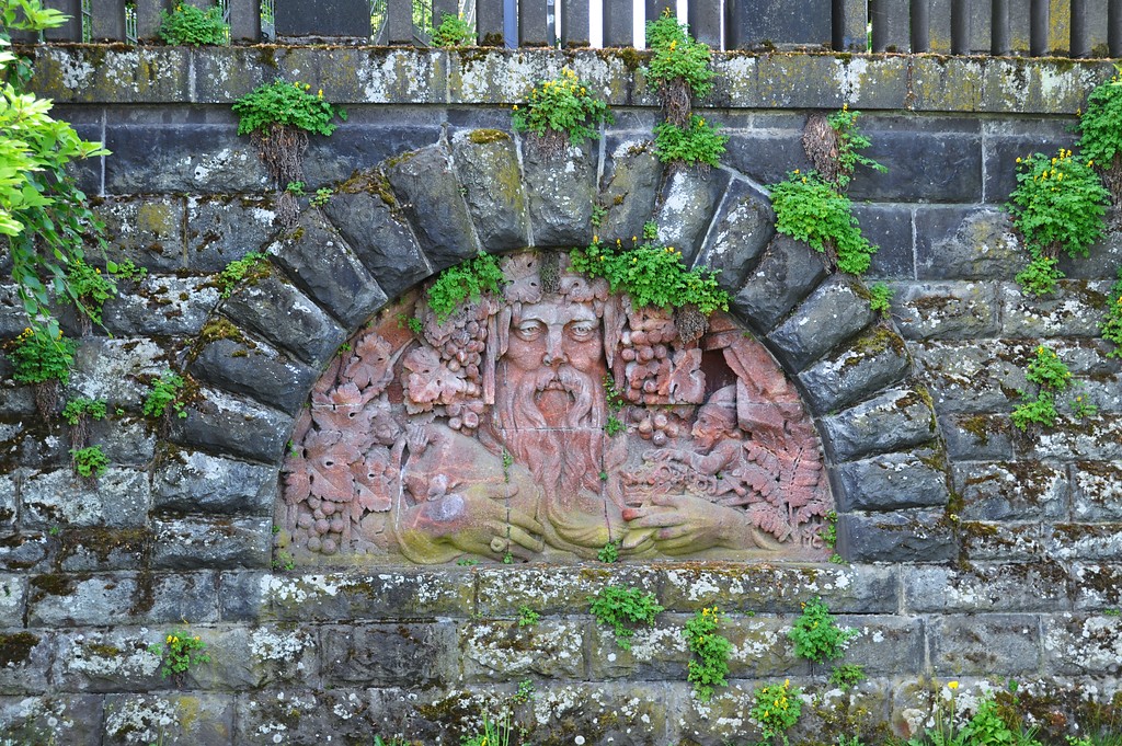 Steinplastik "Vater Rhein und Zwerg mit Nibelungenschatz" in der Mauer der Treppenanlage von der Tempelstraße zum Wilhelm-Spiritus-Ufer in Bonn (2016)