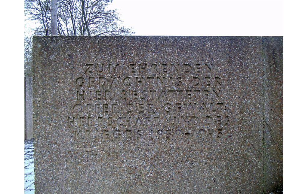 Inschrift an der Außenmauer des Eingangsbereichs des Gräberfelds für deutsche und ausländische Opfer des Nationalsozialismus auf dem Westfriedhof in Köln-Vogelsang (2021)