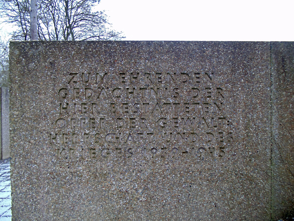 Inschrift an der Außenmauer des Eingangsbereichs des Gräberfelds für deutsche und ausländische Opfer des Nationalsozialismus auf dem Westfriedhof in Köln-Vogelsang (2021)
