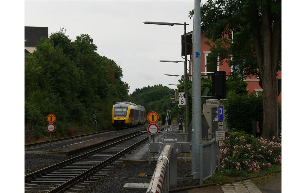 Einfahrender Zug im Bahnhof Runkel (2017)
