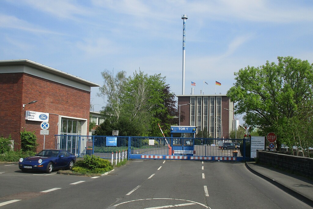 Pforte zu Gebäuden des Ford-Produktionswerks am Rheinufer in Köln-Niehl (2020).