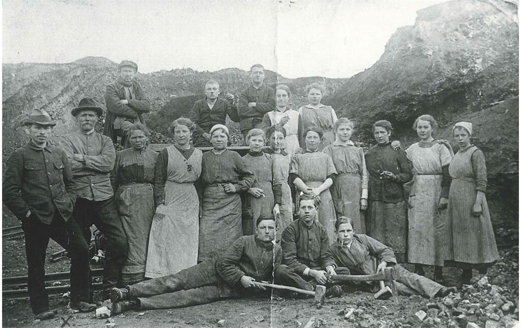 Bergleute der "Grube Werner" auf einer Halde der Vierwindenhöhe in Bendorf (1902)